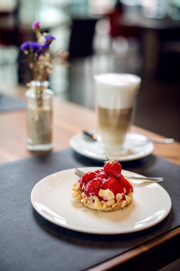 Hotel Faehrhaus Koblenz Exteriér fotografie A latte with a strawberry tart